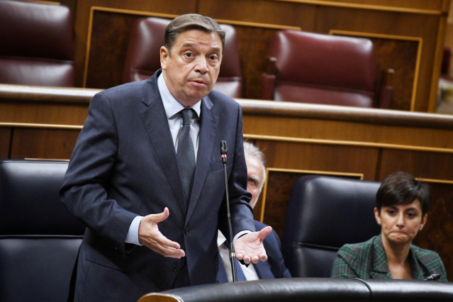 Archivo - El ministro de Agricultura, Luis Planas, durante el Pleno del Congreso.