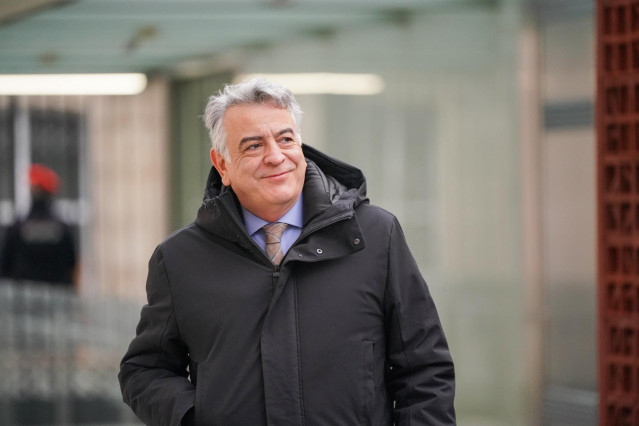 El presidente del PP vasco, Javier de Andrés, a su llegada al primer pleno del año en el Parlamento Vasco, a 6 de febrero de 2025, en Vitoria-Gasteiz, Álava, País Vasco (España).