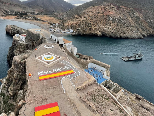 El buque auxiliar 'Mar Caribe' en uno de los peñones de soberania nacional en el norte de África.