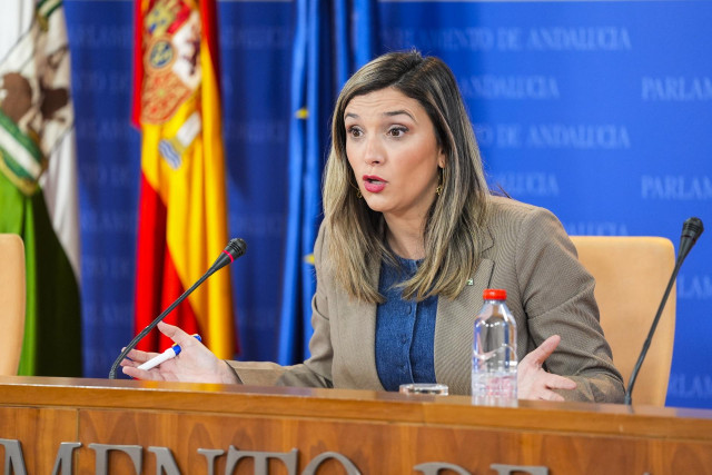 La portavoz del Grupo Parlamentario Socialista, María Márquez, durante la ronda de ruedas de prensa de portavoces de los grupos parlamentarios en el Parlamento de Andalucía, a 12 de febrero de 2025 en Sevilla (Andalucía, España). Los portavoces de los gru