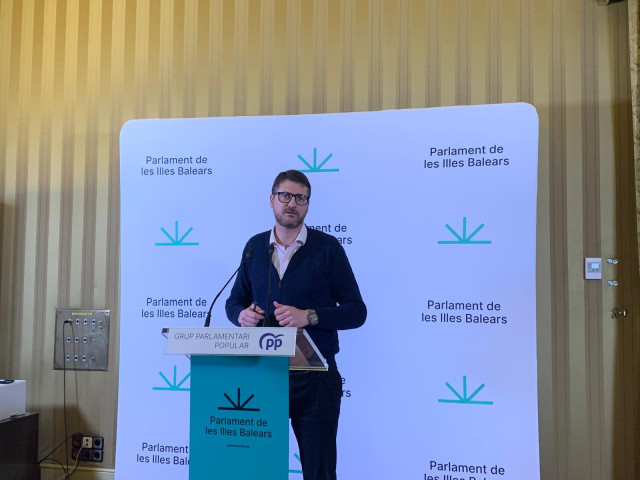 El portavoz del PP en el Parlament, Sebastià Sagreras, en rueda de prensa.
