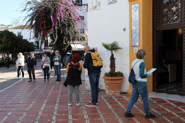 Turistas en Marbella (Málaga).