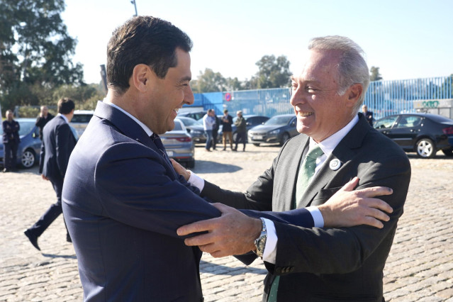 Archivo - El presidente de la Junta de Andalucía, Juanma Moreno, (i) saluda al cantante sevillano, José Manuel Soto, (d) durante la presentación de la iniciativa Destino Rocío, a 2 de febrero de 2023 en Sevilla (Andalucía, España). (Foto de archivo).
