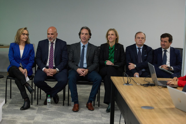 (I-D) Los concejales de Vox Maite López, Gonzalo López, Jesús Albiol, Cristina Peláez, Fernando Martínez y Ricardo Chamorro, durante una rueda de prensa, en la sede de Vox, a 12 de febrero de 2025, en Madrid (España).