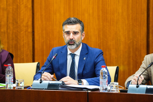 El consejero de Agricultura, Pesca, Agua y Desarrollo Rural, Ramón Fernández-Pacheco, en comisión parlamentaria.