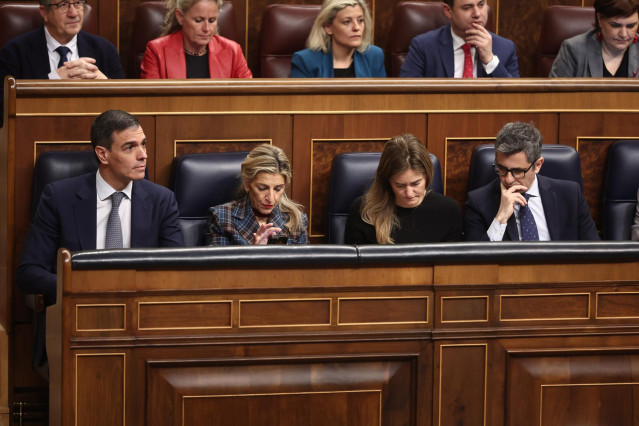(I-D) El presidente del Gobierno, Pedro Sánchez; la vicepresidenta segunda y ministra de Trabajo, Yolanda Díaz; la vicepresidenta tercera y ministra para la Transición Ecológica, Sara Aagesen y el ministro para la Presidencia, Relaciones con las Cortes y