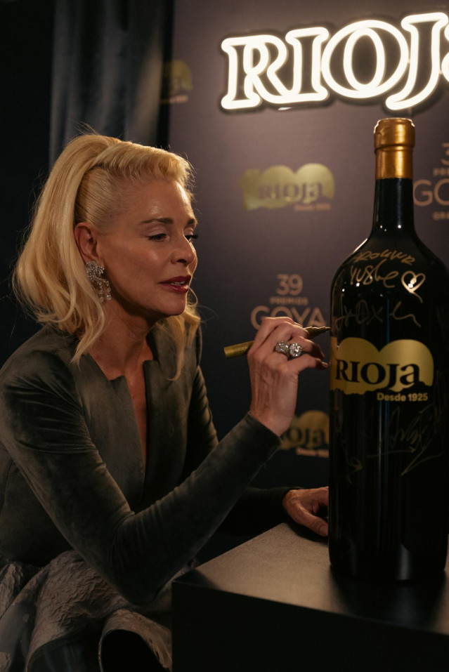 La actriz Belén Rueda firma una de las botellas especiales de Rioja del centenario