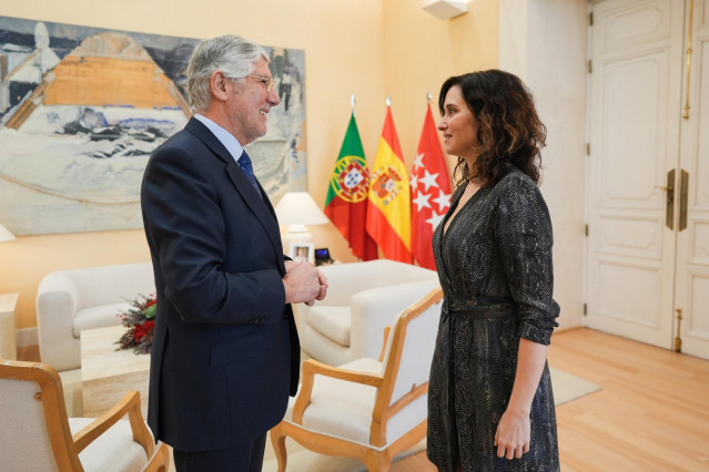 La presidenta de la Comunidad de Madrid, Isabel Díaz Ayuso, ha mantenido este miércoles un encuentro en la Real Casa de Correos, sede del Gobierno regional, con el embajador de Portugal en España, João Mira-Gomes