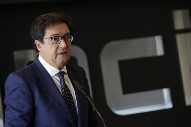 Archivo - El ministro de Transformación Digital, Óscar López, interviene durante la presentación del informe sobre seguridad en juguetes conectados, en la sede del Incibe, a 13 de diciembre de 2024, en León, Castilla y León (España). Óscar López ha presen