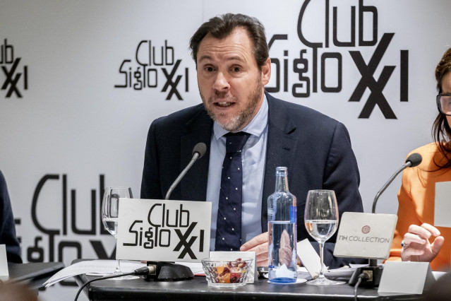 El ministro de Transportes y Movilidad Sostenible, Óscar Puente, durante un debate sobre la revista ‘Triunfo’, en el Edificio Eurobuilding, a 12 de febrero de 2025, en Madrid (España).