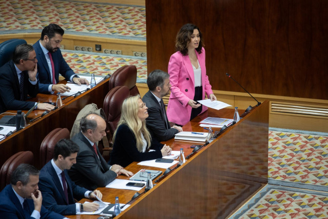 La presidenta de la Comunidad de Madrid, Isabel Díaz Ayuso, interviene durante un pleno en la Asamblea de Madrid, a 6 de febrero de 2025, en Madrid (España).