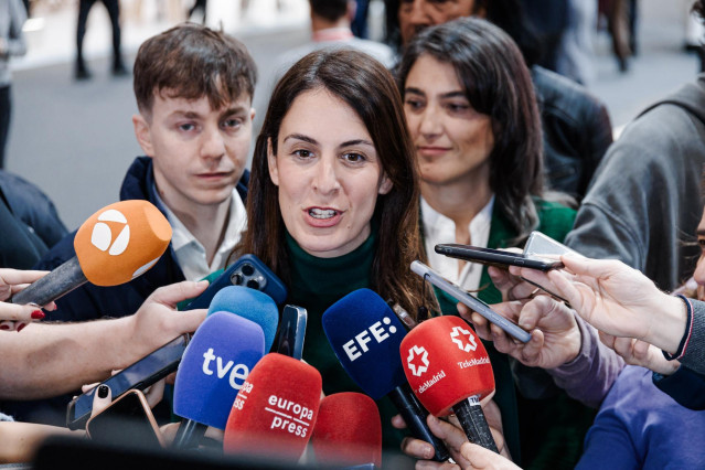 La portavoz de Más Madrid en el Ayuntamiento de Madrid, Rita Maestre, ofrece declaraciones a los medios durante su visita a la 45ª edición de la Feria Internacional del Turismo (Fitur), en Ifema Madrid, a 24 de enero de 2025, en Madrid (España).