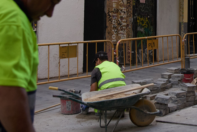 Archivo - Obreros trabajando