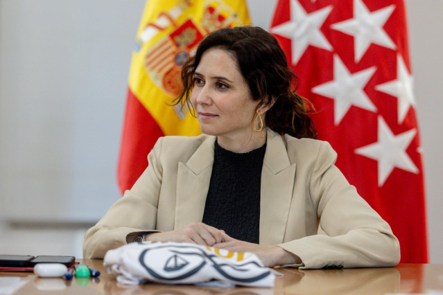 La presidenta de la Comunidad de Madrid, Isabel Díaz Ayuso, recibe a representantes de la Plataforma de Afectados por la Ocupación, en la Real Casa de Correos