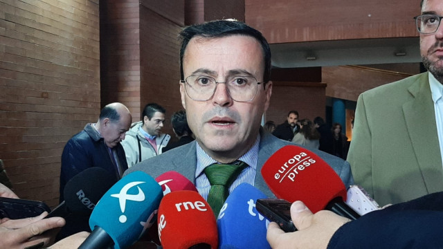 El secretario general del PSOE de Extremadura, Miguel Ángel Gallardo, atiende a los medios en mérida