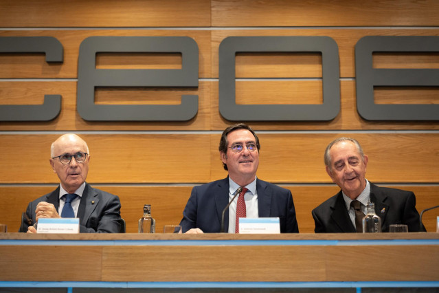 El presidente de Asedas, Josep Antoni Duran i Lleida; el presidente de la CEOE, Antonio Garamendi y el presidente de AMAT, Juan Roca, durante una jornada sobre absentismo laboral, a 13 de febrero de 2025, en Madrid (España).