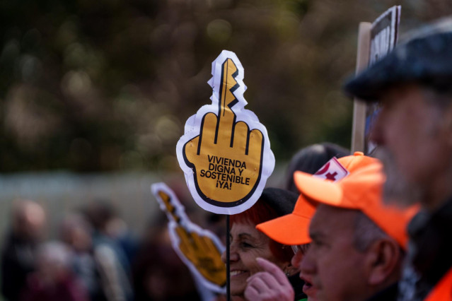 Varias personas durante una manifestación por una vivienda digna, a 9 de febrero de 2025, en Madrid (España).