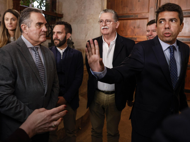 El presidente de la Generalitat valenciana, Carlos Mazón (1d), y el vicepresidente segundo y conseller para la Recuperación Económica y Social, Francisco José Gan Pampols (1i), durante un encuentro en el Palau de la Generalitat