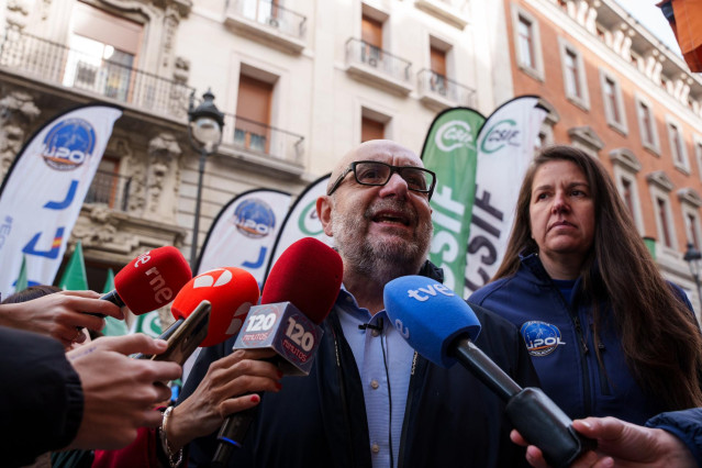 El presidente de CSIF, Miguel Borra, ofrece declaraciones a los medios durante una concentración de CSIF frente al Ministerio de Hacienda, a 13 de febrero de 2025, en Madrid (España). La Central Sindical Independiente y de Funcionarios (CSIF), sindicato m