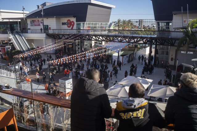 Clientes y visitantes durante la reapertura de gran parte de las tiendas del centro comercial de Bonaire, a 13 de febrero de 2025, en Aldaia, Valencia (España).