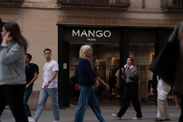 Archivo - Fachada de una tienda de Mango