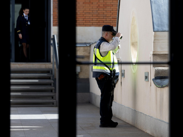Un agente de la Policía Nacional vigila desde la azotea del Congreso de los Diputados, a 13 de febrero de 2025, en Madrid (España).
