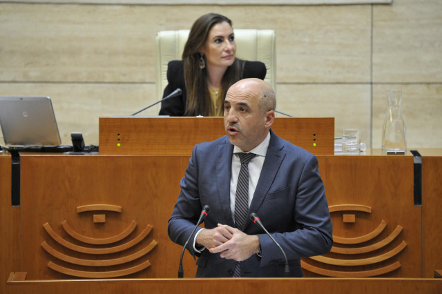 El diputado del Grupo Parlamentario Socialista en la Asamblea de Extremadura, Juan Ramón Ferreira, interviene en el pleno