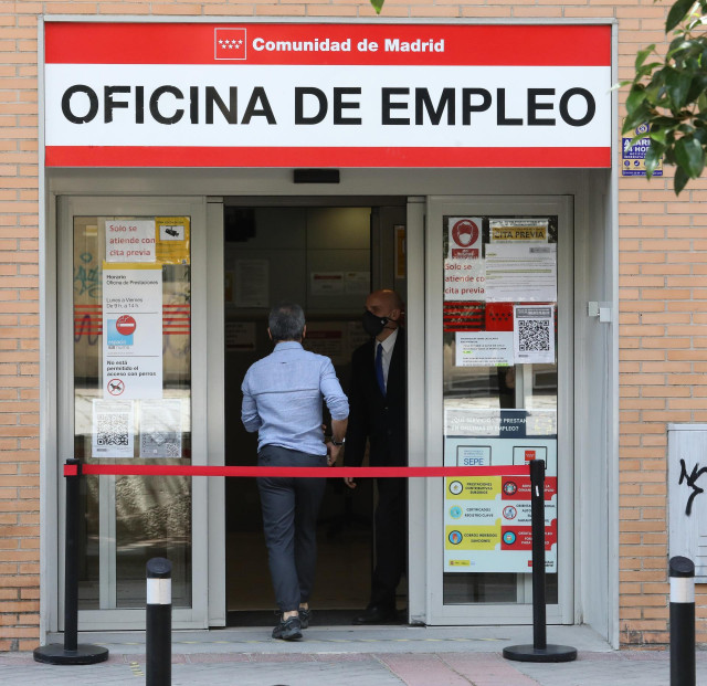 Archivo - Un hombre entra a una oficina del SEPE, el día en el que se han conocido los datos de paro de mayo, a 2 de junio de 2021, en Madrid (España). El número de parados registrados en las oficinas de los servicios públicos de empleo (antiguo Inem) baj