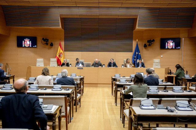 El mayor de los Mossos d'Esquadra en el momento de los hechos, Josep Lluís Trapero (2i), comparece en la Comisión de Investigación sobre los atentados de Barcelona y Cambrils del 17 de agosto de 2017, en el Congreso de los Diputados.