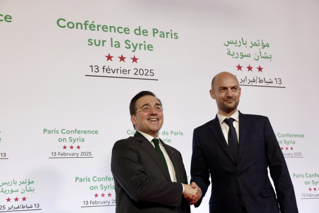 El ministro de Asuntos Exteriores, José Manuel Albares, saluda a su homólogo francés, Jean-Noël Barrot, a su llegada a la Conferencia de París sobre Siria