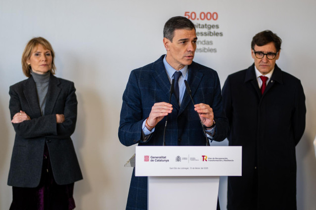 El presidente del Gobierno, Pedro Sánchez, ofrece declaraciones a los medios después de visitar una promoción de vivienda social junto al presidente de la Generalitat, Salvador Illa y la ministra de Vivienda, Isabel Rodríguez, a 13 de febrero de 2025, en