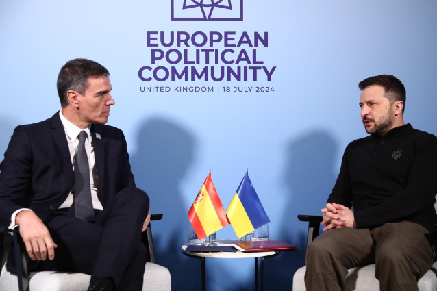 Archivo - El presidente del Gobierno, Pedro Sánchez (i), y el presidente Ucrania, Volodímir Zelenski (d), conversan a su llegada al Palacio de Blenheim, a 18 de julio de 2024, en Woodstock, Oxfordshire (Reino Unido).