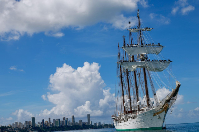 El barco 'Juan Sebastián Elcano', donde viaja la Princesa Leonor, antes de llegar al puerto de Salvador de Bahía (Brasil), a 13 de febrero de 2025, en Salvador de Bahía (Brasil)
