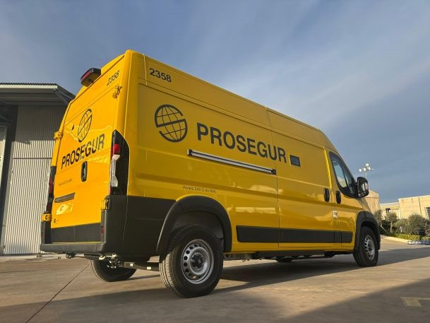 El nuevo vehículo blindado eléctrico de Prosegur Cash, desarrollado en colaboración con la Universidad Politécnica de Madrid (UPM) y la empresa TSD.