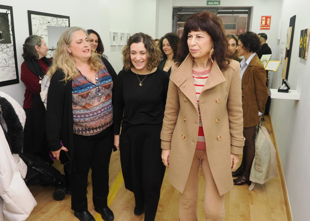 La ministra de Igualdad visita la exposición 'Ocupar el espacio' de la plataforma Mujeres Artistas Profesionales de Valladolid.