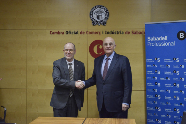 El presidente de Banco Sabadell, Josep Oliu (d), y el presidente de la Cámara de Sabadell, Ramon Alberich (i)