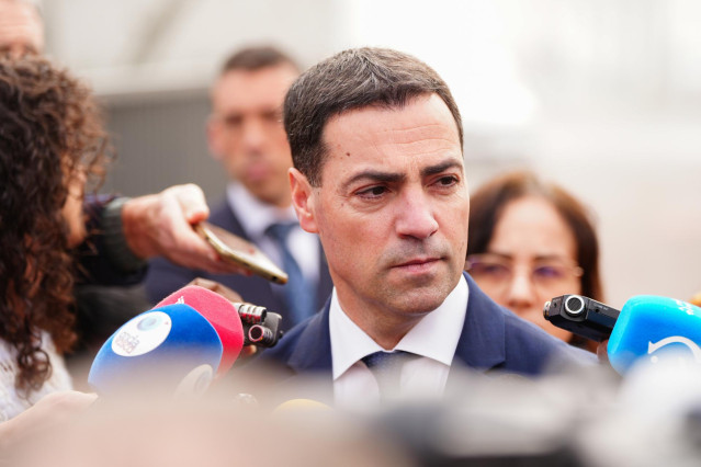 El lehendakari responde a las preguntas de la prensa durante su visita al PAC de San Martín