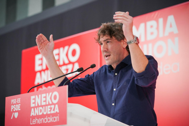 Archivo - El secretario general del PSE-EE y candidato a Lehendakari, Eneko Andueza, interviene durante un acto político