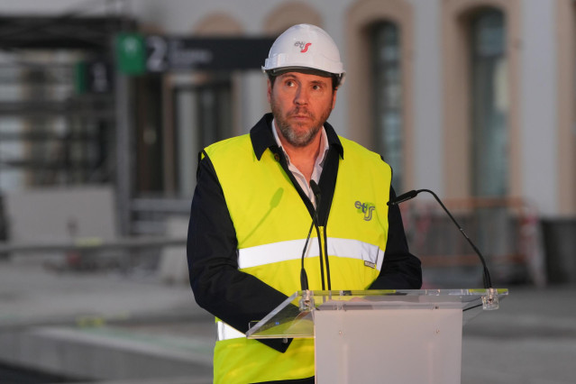 El ministro de Transportes y Movilidad Sostenible, Óscar Puente, en la estación del Norte de San Sebastián.