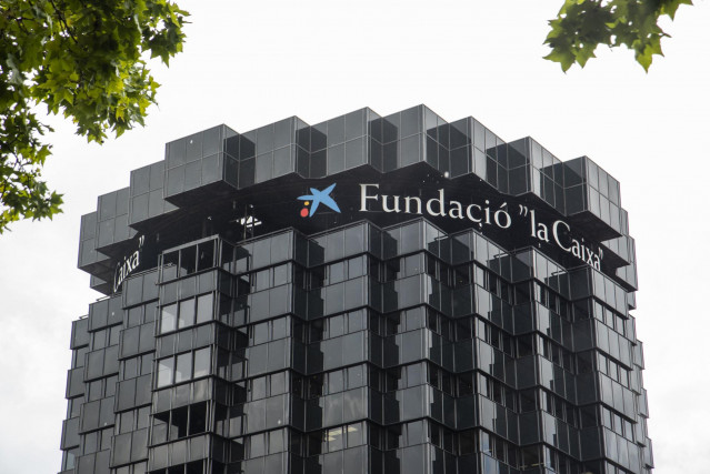 Archivo - Fachada de una de las torres de' la Caixa' en Barcelona.