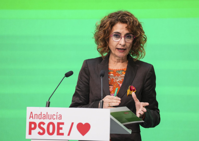 La ministra de Hacienda del Gobierno de España y secretaria general del PSOE-A, María Jesús Montero, atiende a los medios de comunicación tras una reunión de trabajo en la sede del PSOE de Andaluía, a 14 de febrero de 2025 en Sevilla (Andalucía, España).
