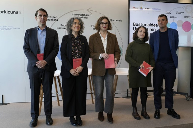 Representantes del Gobierno Vasco y Diputación Foral de Bizkaia en Gernika (Bizkaia)