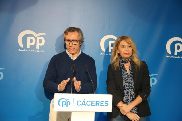 Los diputados del PP por Cáceres Carlos Floriano y Cristina Teniente, en rueda de prensa en Cáceres