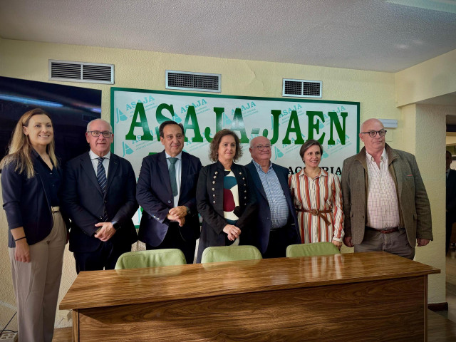 Pedro Barato junto a la consejera Catalina García y otros responsables de la Junta y Asaja Jaén