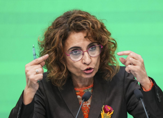 La ministra de Hacienda del Gobierno de España y secretaria general del PSOE-A, María Jesús Montero, atiende a los medios de comunicación tras una reunión de trabajo en la sede del PSOE de Andaluía, a 14 de febrero de 2025 en Sevilla (Andalucía, España).