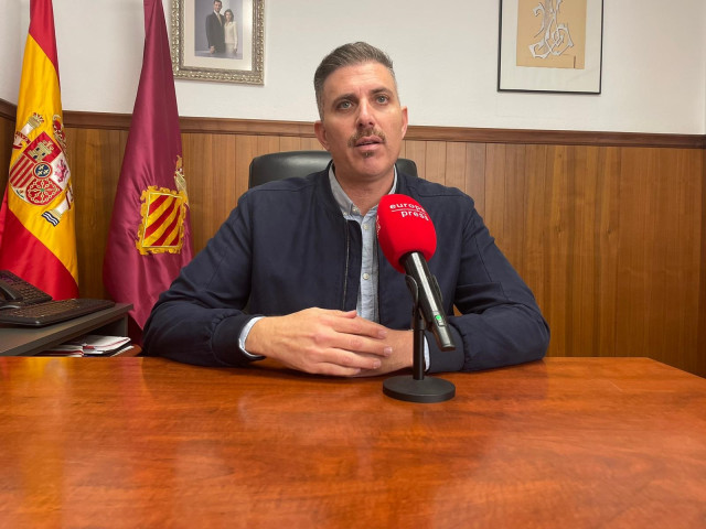 Archivo - El alcalde de Cullera, Jordi Mayor, atiende a Europa Press Televisión