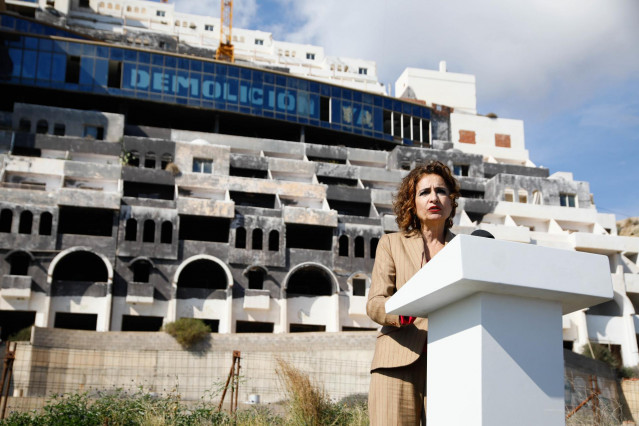 La vicepresidenta primera y ministra de Hacienda, María Jesús Montero, este pasado lunes ante el hotel de El Algarrobico.