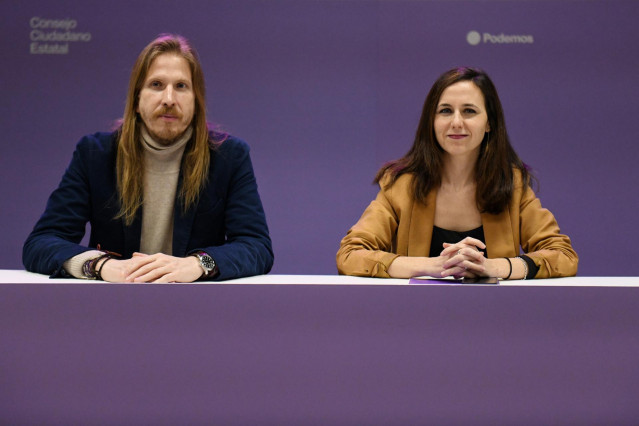 Archivo - El secretario de organización y portavoz de Podemos, Pablo Fernández, y la secretaria general de Podemos, Ione Belarra, durante una reunión de Podemos con su Consejo Ciudadano Estatal, en la sede del partido, a 2 de febrero de 2024, en Madrid (E