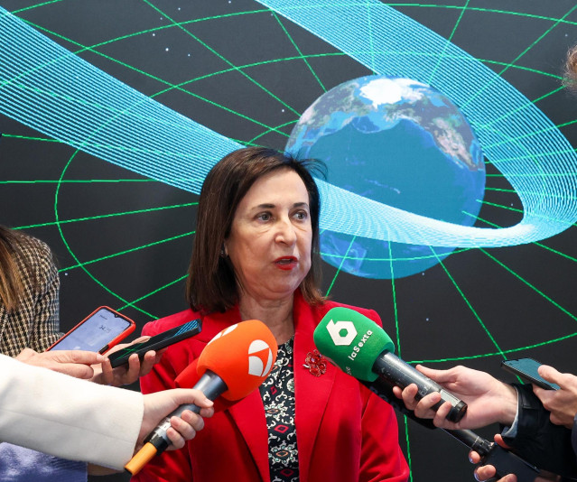 La ministra de Defensa, Margarita Robles, ofrece declaraciones a los medios a su llegada a las instalaciones de Hisdesat Centro de Control de Satélites, a 14 de febrero de 2025, en Hoyo de Manzanares, Madrid (España).