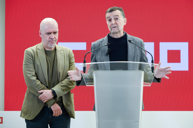 El secretario general de CCOO, Unai Sordo (i), y el coordinador general de IU, Antonio Maíllo (d), ofrecen una rueda de prensa tras una reunión en la sede de CCOO, a 16 de enero de 2025, en Madrid (España).